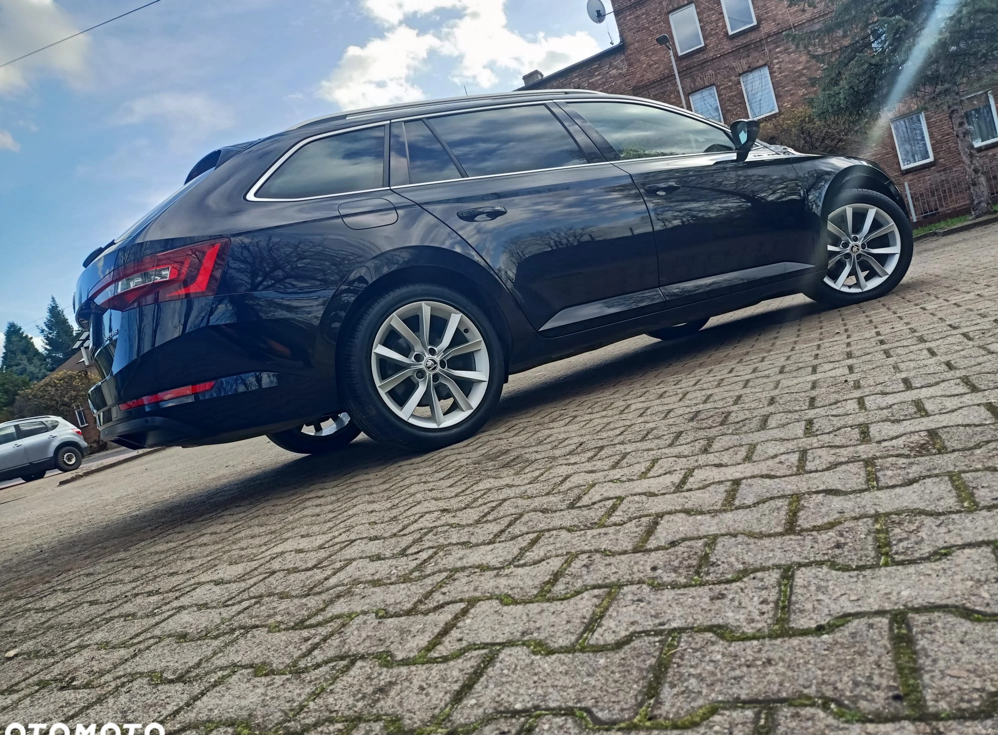 Skoda Superb cena 87900 przebieg: 190000, rok produkcji 2018 z Grybów małe 742